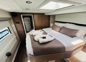 yacht charter Windward cabin