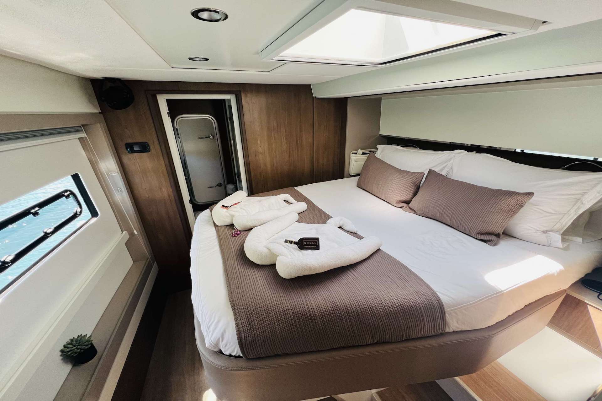 yacht charter Windward cabin