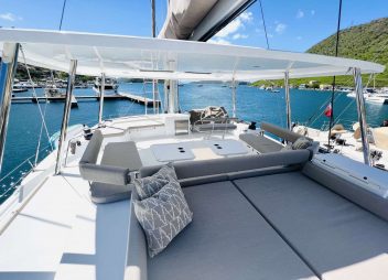 yacht charter Windward fly bridge