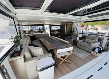 yacht charter Windward saloon