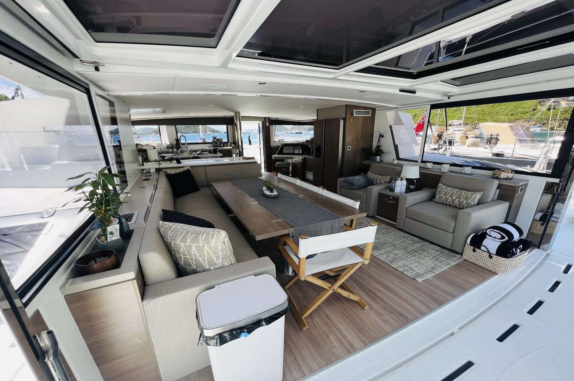 yacht charter Windward saloon