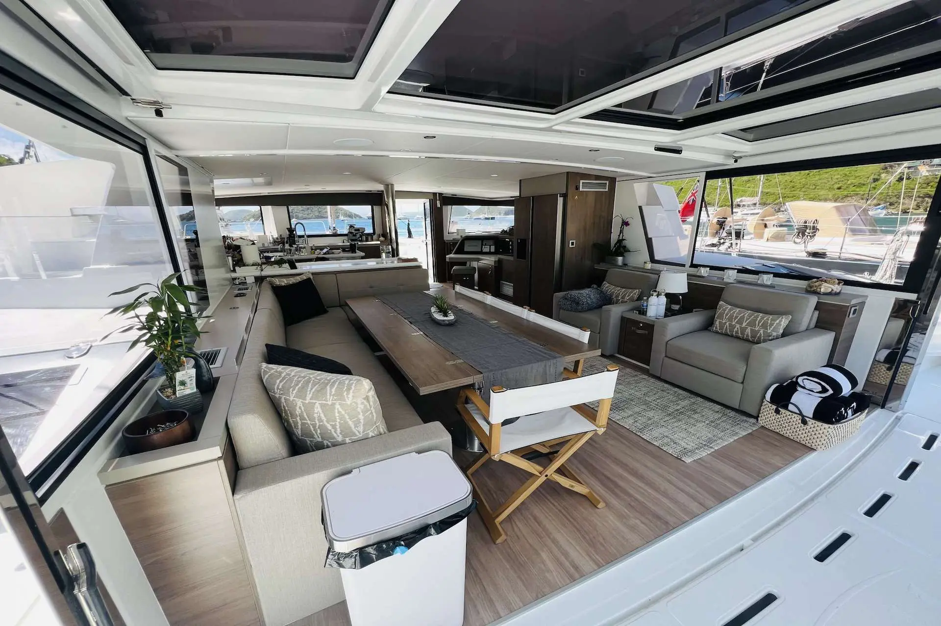 yacht charter Windward saloon