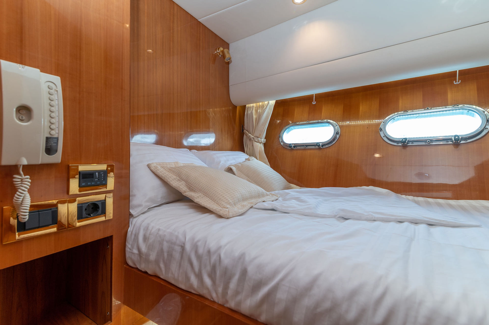 Happy 3 yacht charter double cabin