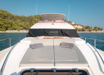 motor yacht Champion sun deck