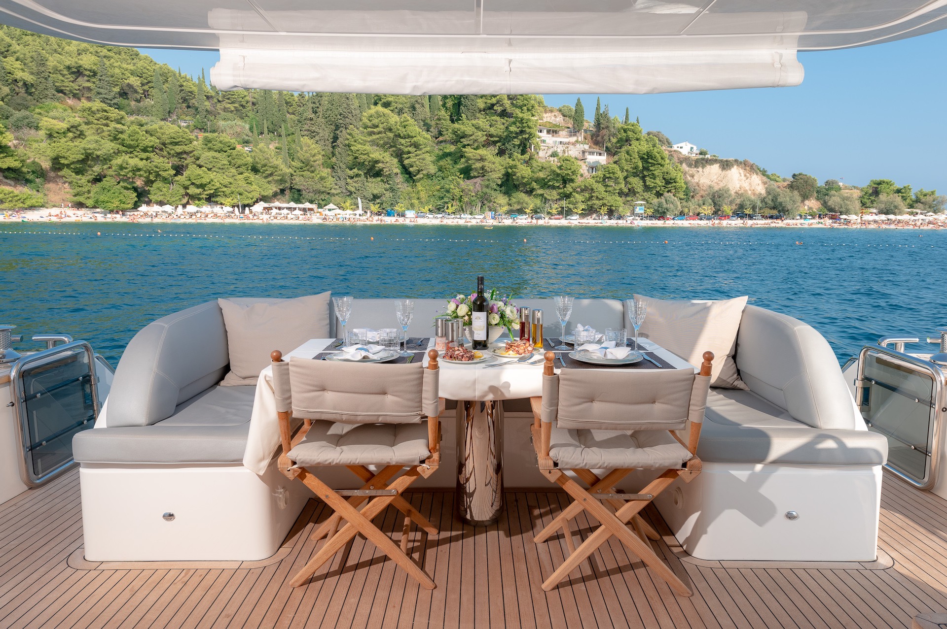 motor yacht charter Champion dining