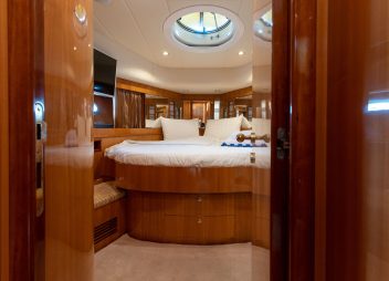 motor yacht charter Happy 3 cabin