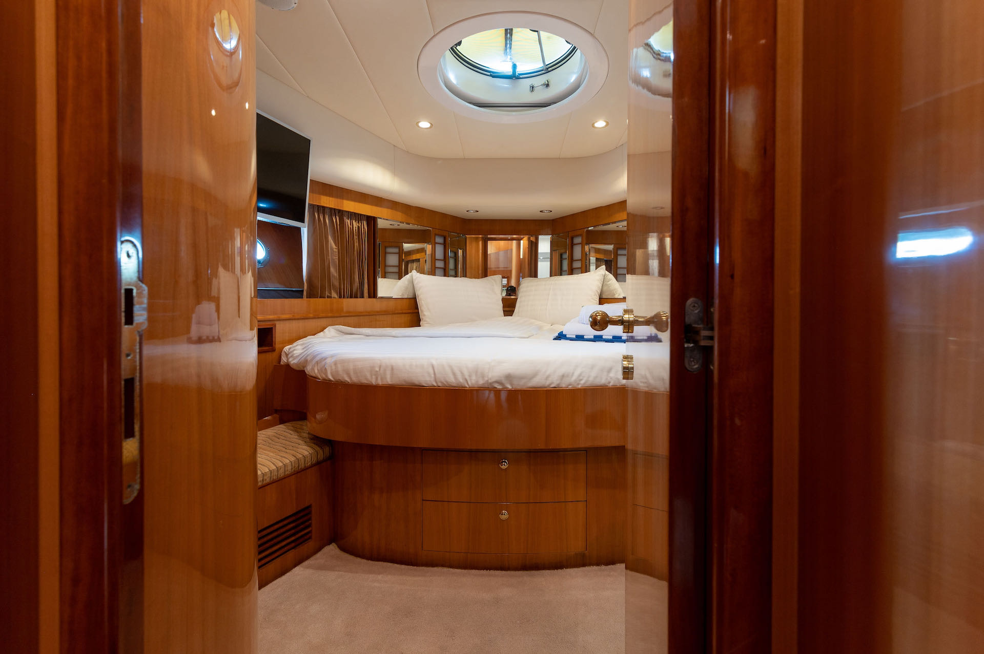 motor yacht charter Happy 3 cabin