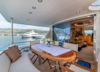 motor yacht charter Happy 3 dining