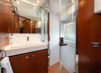 yacht charter Champion VIP bathroom