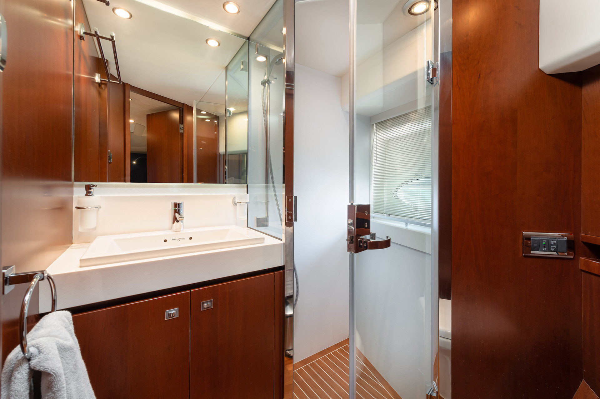 yacht charter Champion VIP bathroom