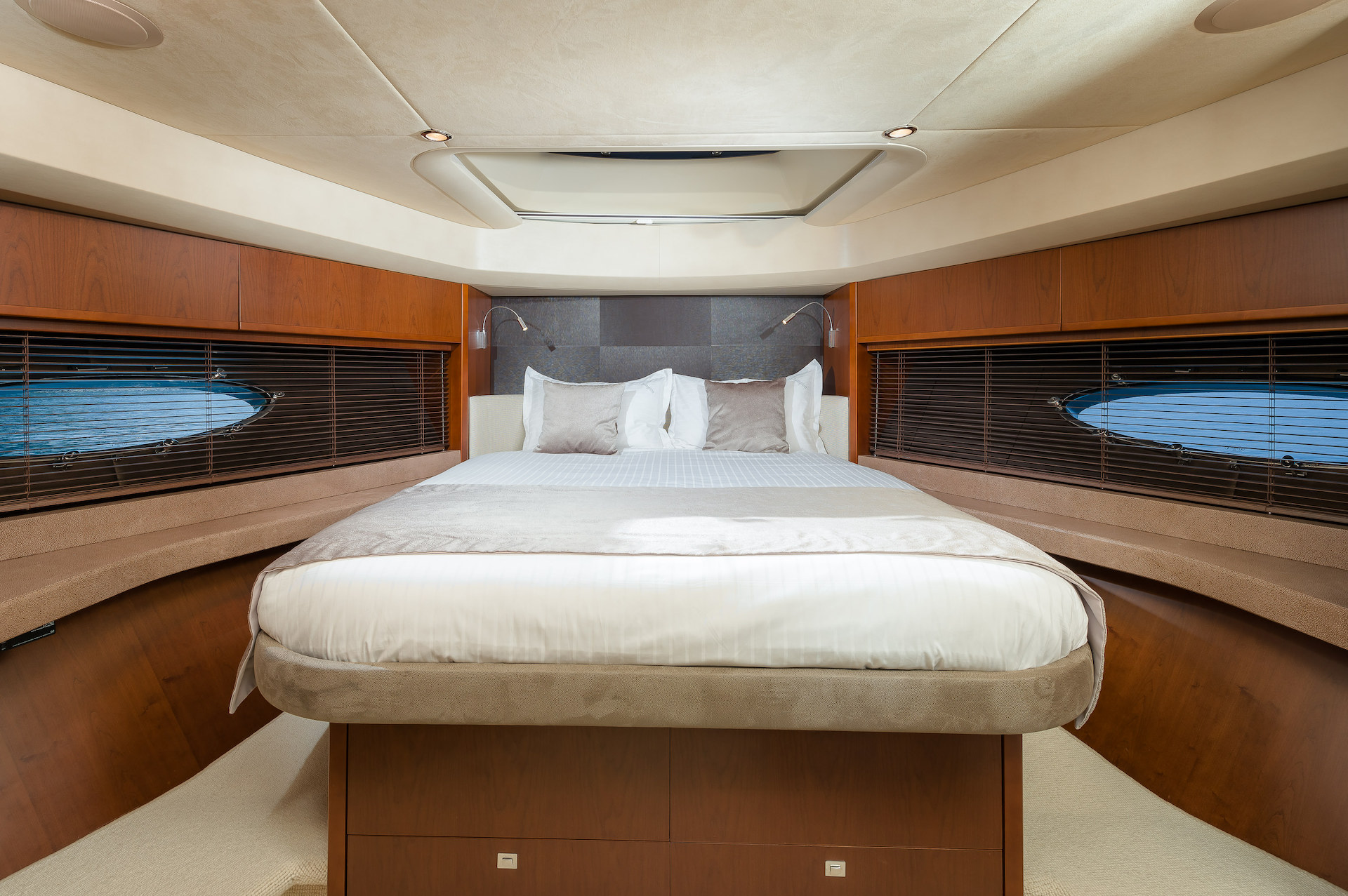 yacht charter Champion VIP cabin