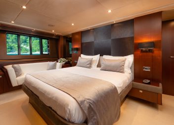 yacht charter Champion master cabin