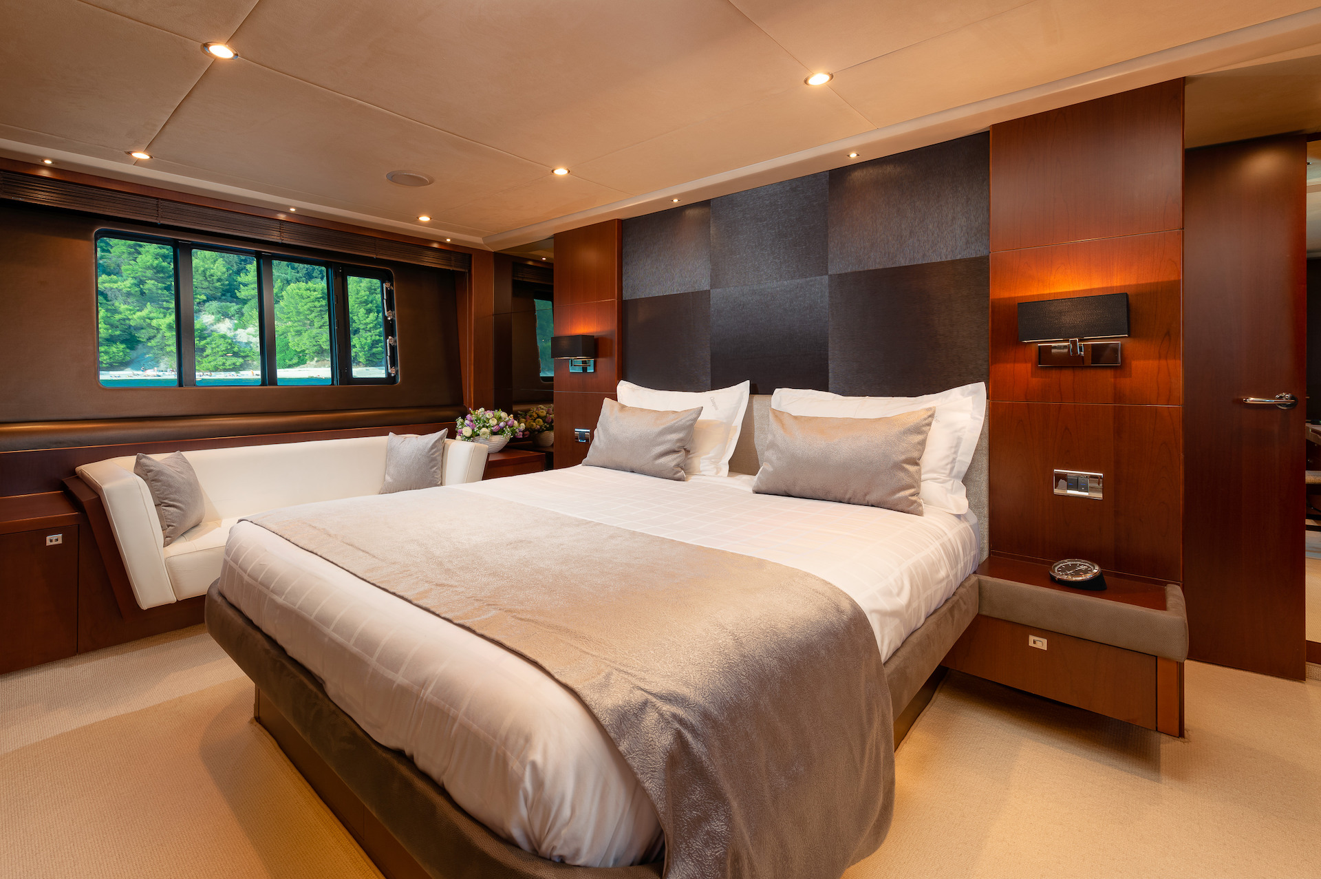 yacht charter Champion master cabin