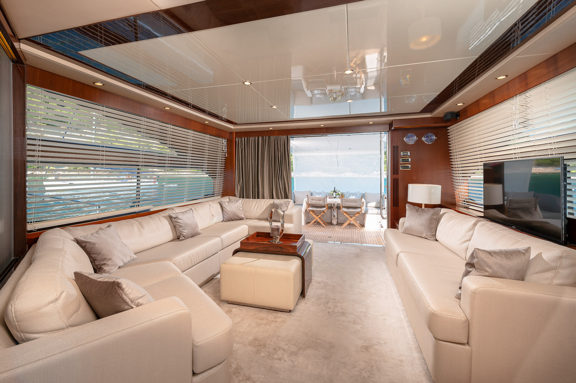 yacht charter Champion saloon