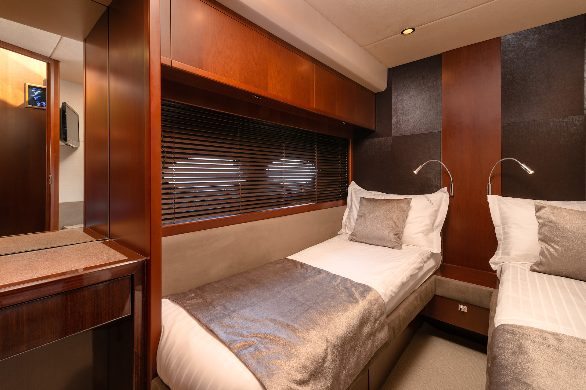 yacht charter Champion twin cabin
