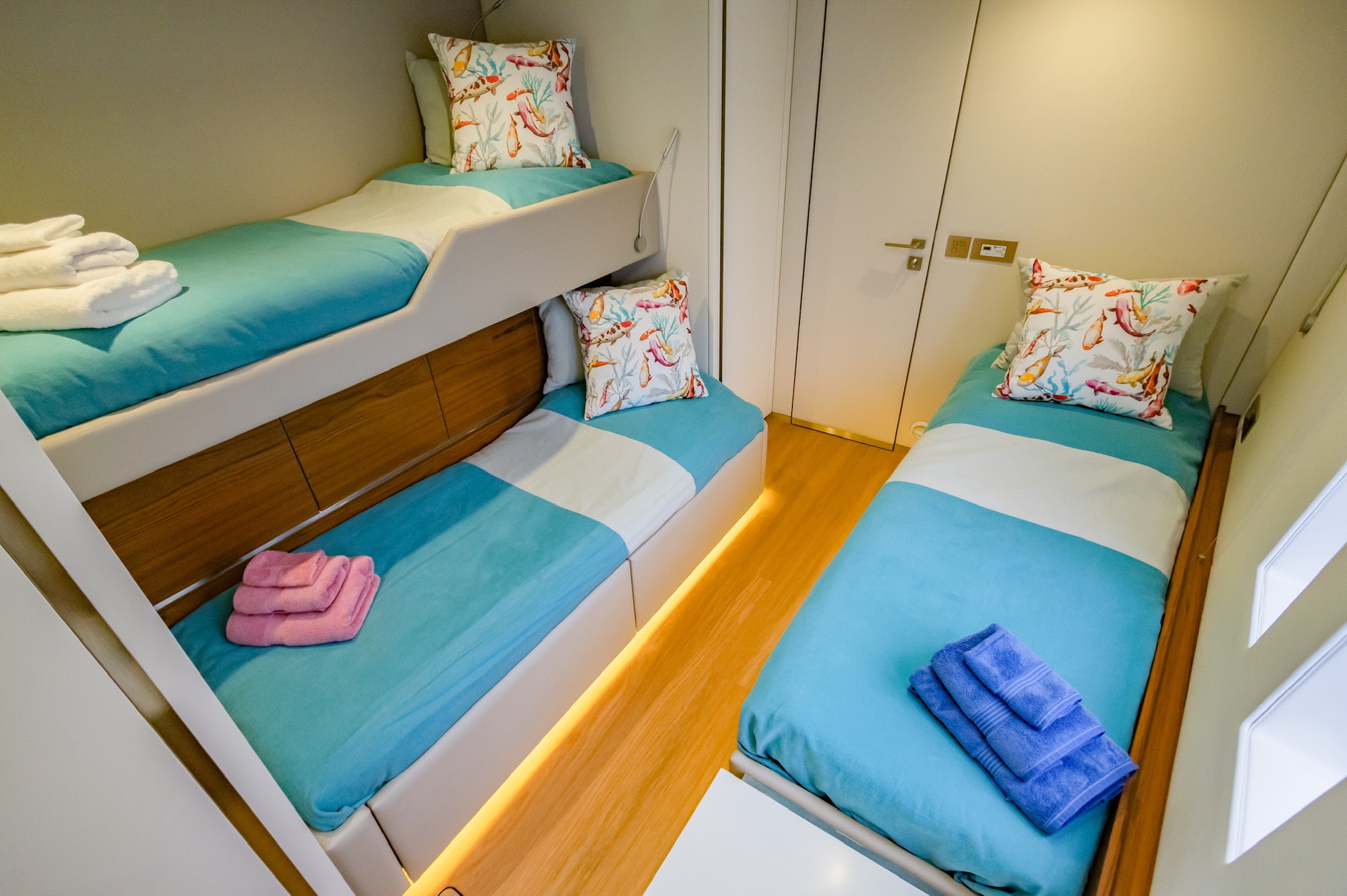 yacht charter Fantastic Too twin cabin