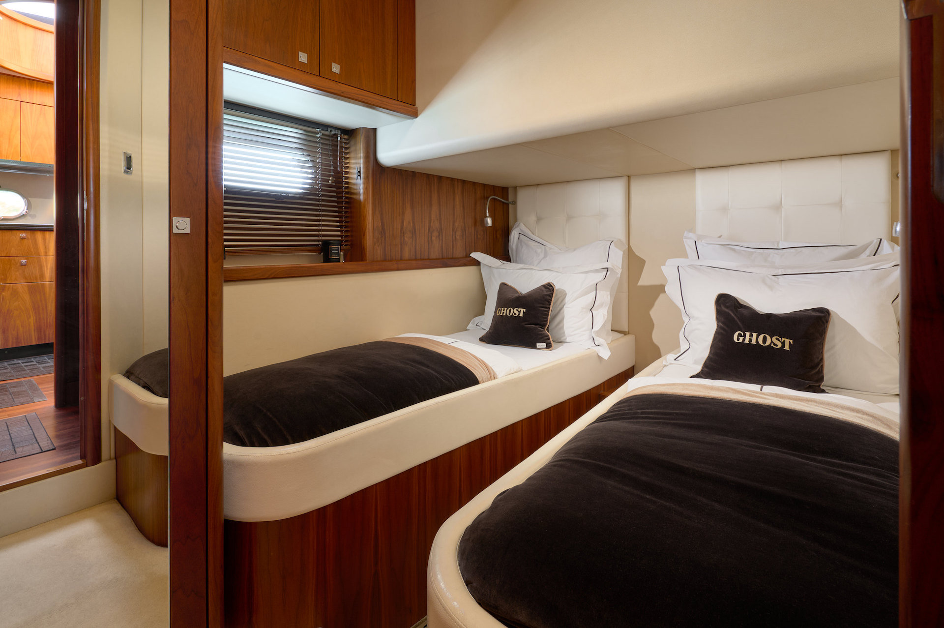 yacht charter ghost twin cabin