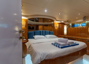 yacht charter Happy 3 master cabin