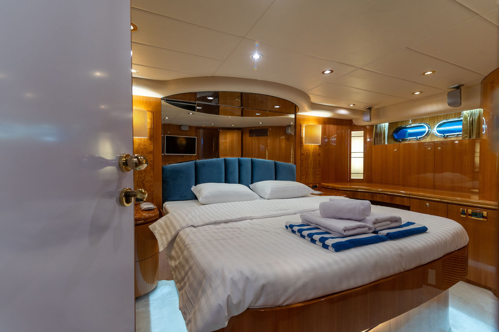 yacht charter Happy 3 master cabin