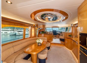 yacht charter Happy 3 saloon