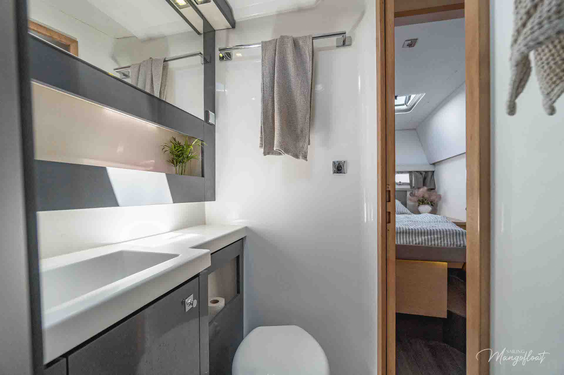 catamaran charter Mangofloat en suite