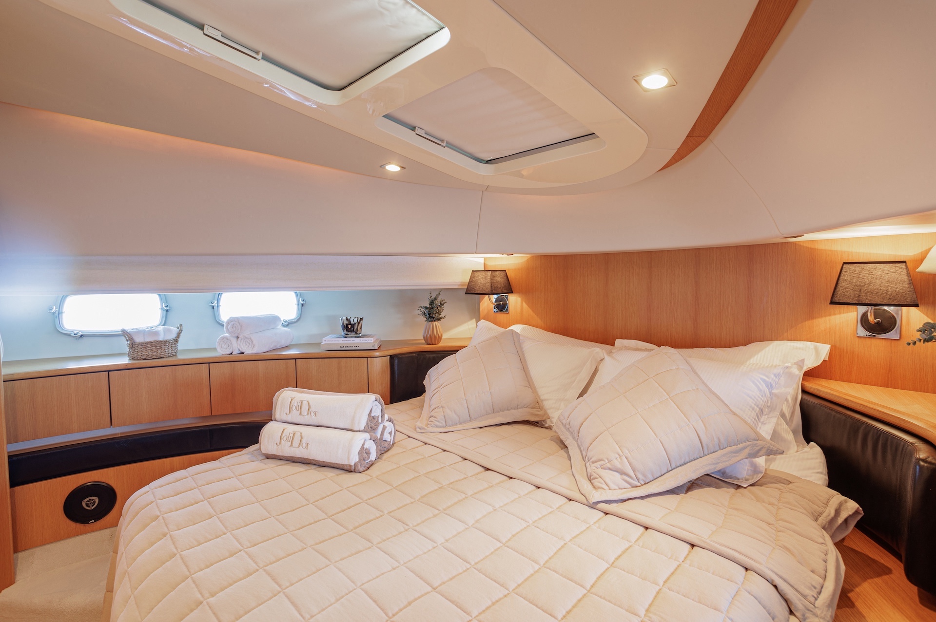 luxury yacht charter Jolidor vip