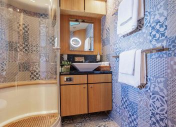 yacht charter Croatia JoliDor bathroom