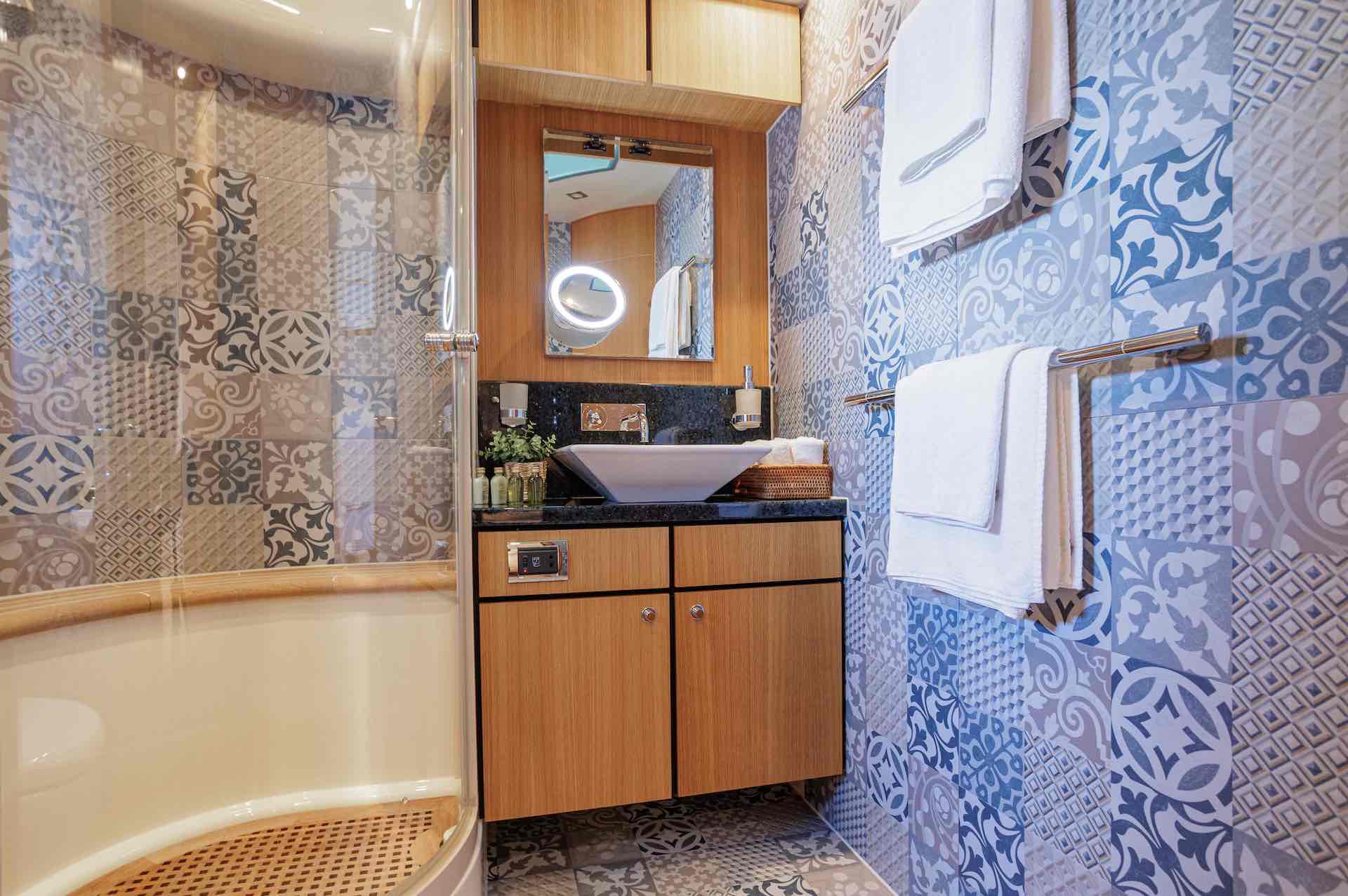 yacht charter Croatia JoliDor bathroom