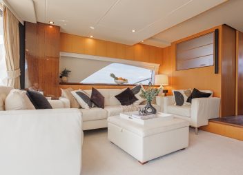 yacht charter Jolidor saloon seating