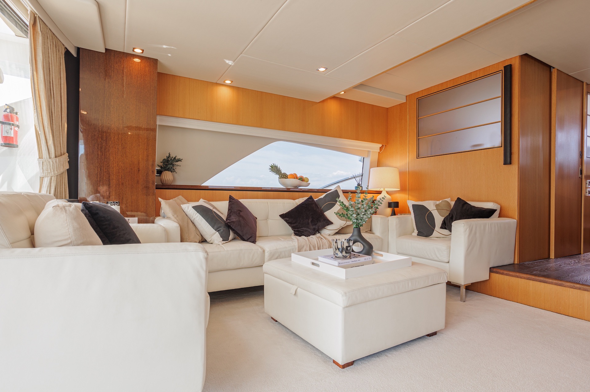 yacht charter Jolidor saloon seating