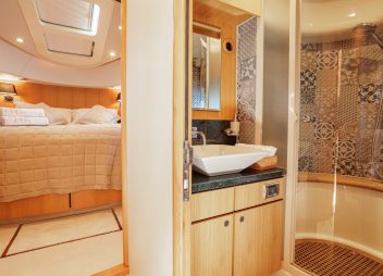 yacht charter Jolidor vip ensuite