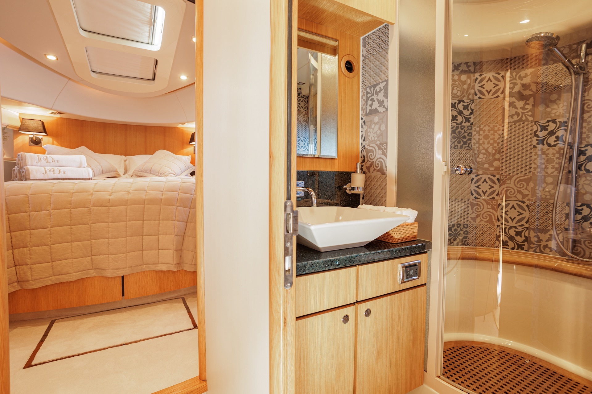 yacht charter Jolidor vip ensuite