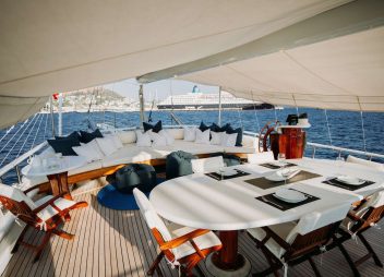 Beyaz Lale aft deck