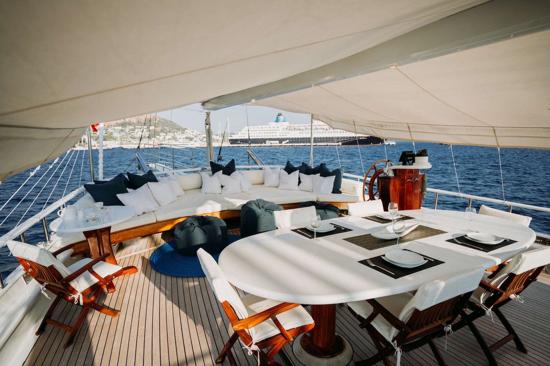 Beyaz Lale aft deck