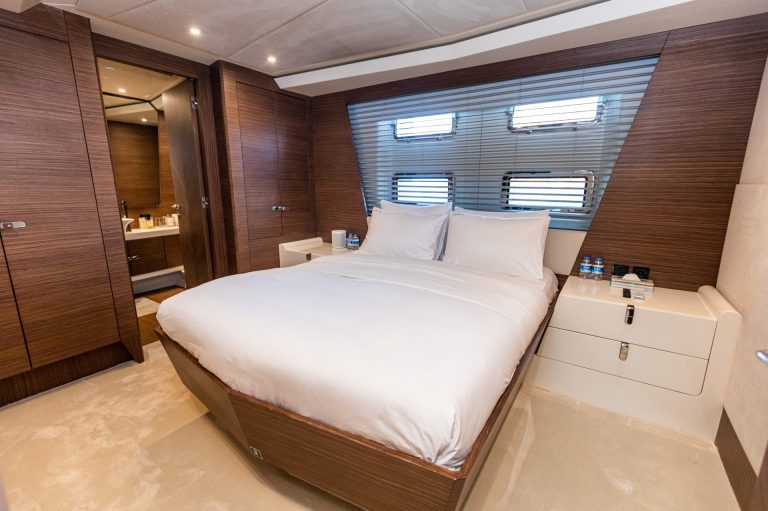 luxury yacht charter Zeemar double cabin