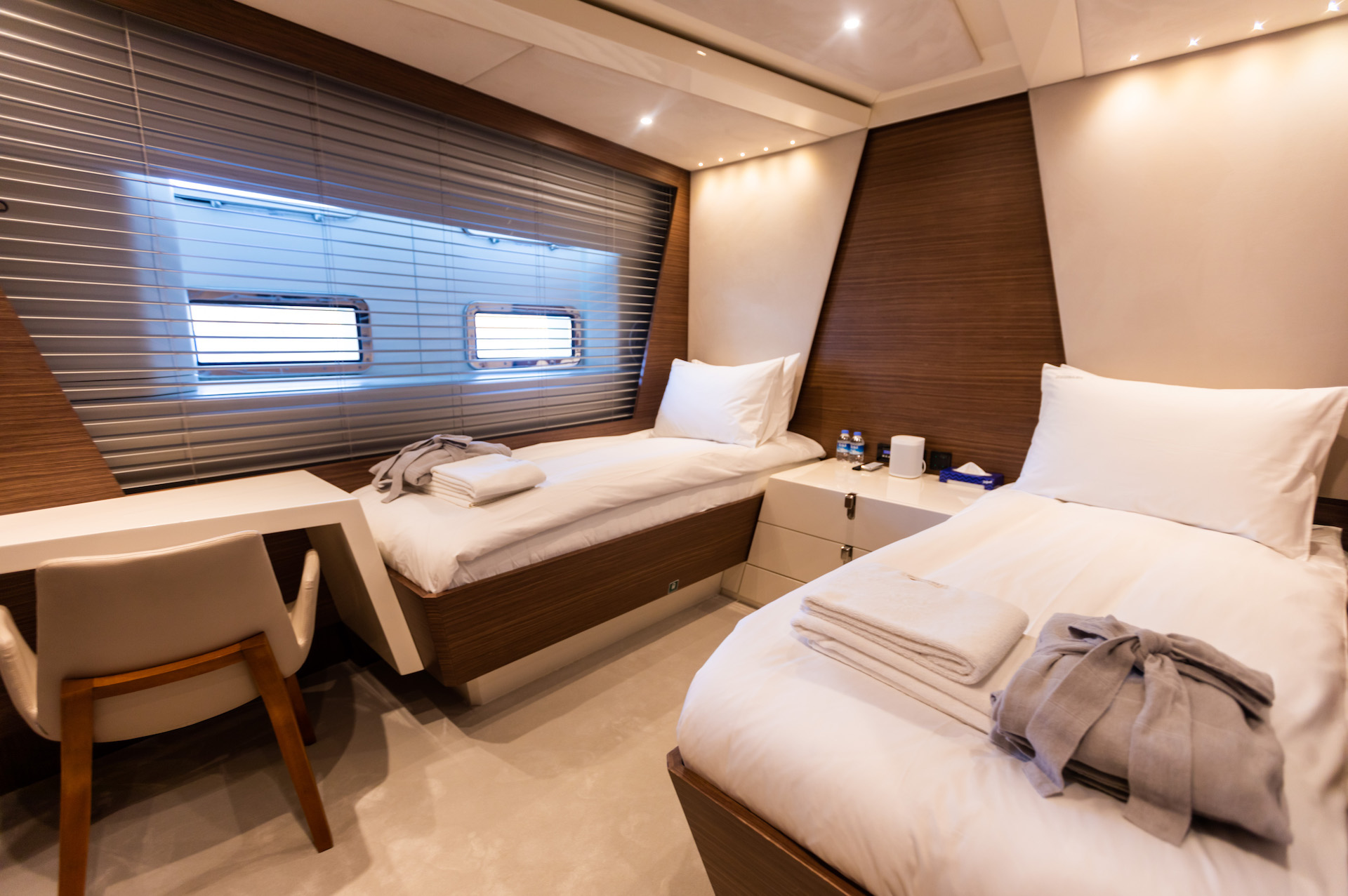 motor charter twin cabin Zeemar