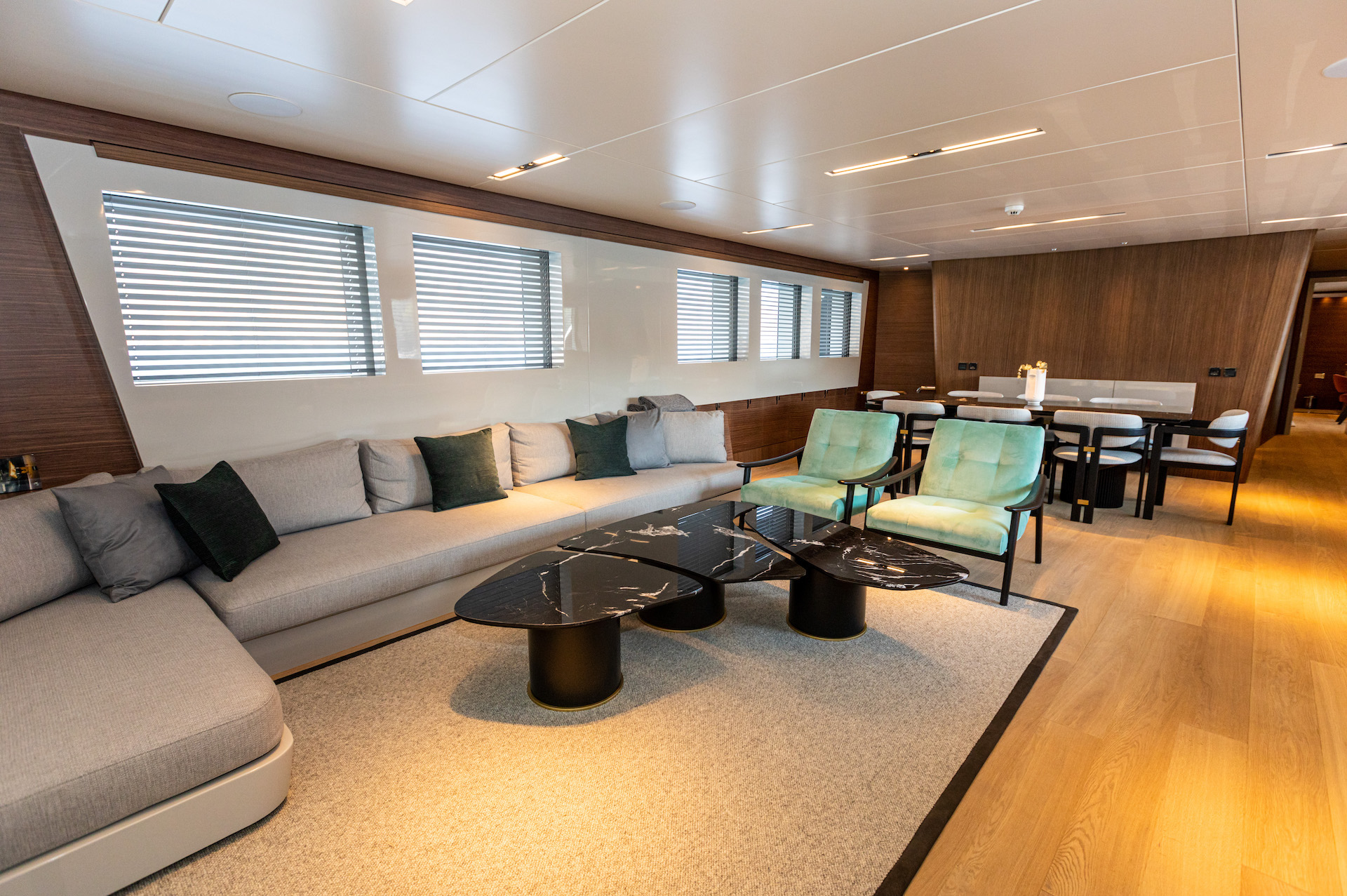 motor yacht charter Zeemar saloon