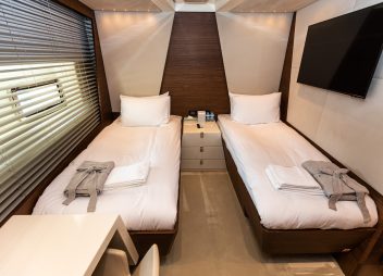 Motor yacht charter Zeemar twin cabin