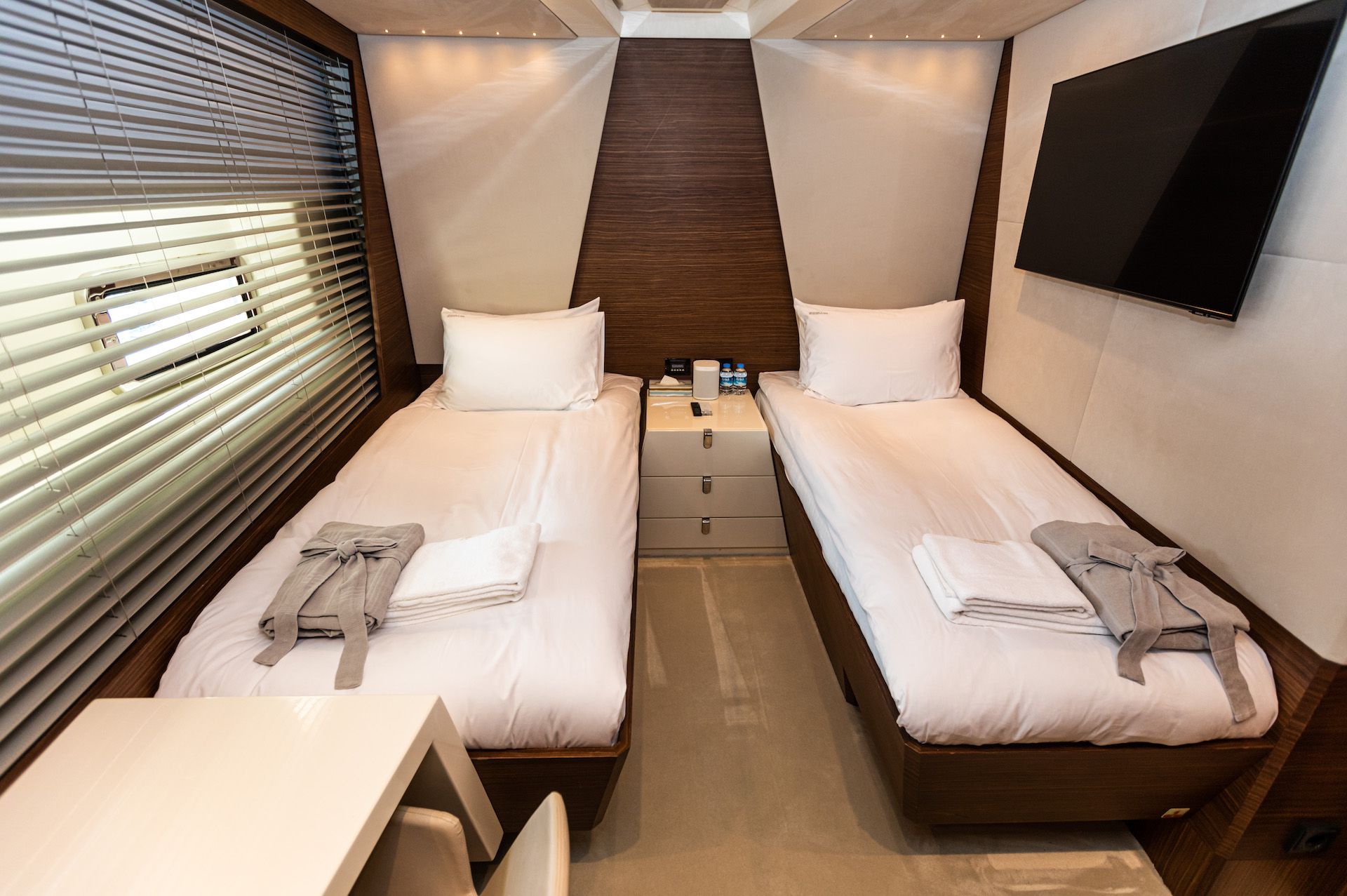 Motor yacht charter Zeemar twin cabin
