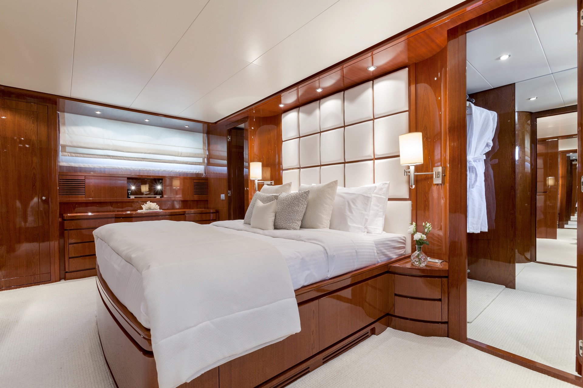 motor yacht charter Zen master cabin