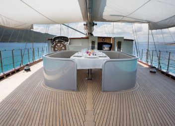 yacht charter Le Pietre aft deck