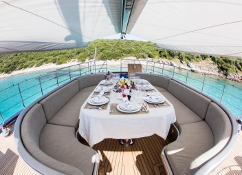 yacht charter Le Pietre aft dining