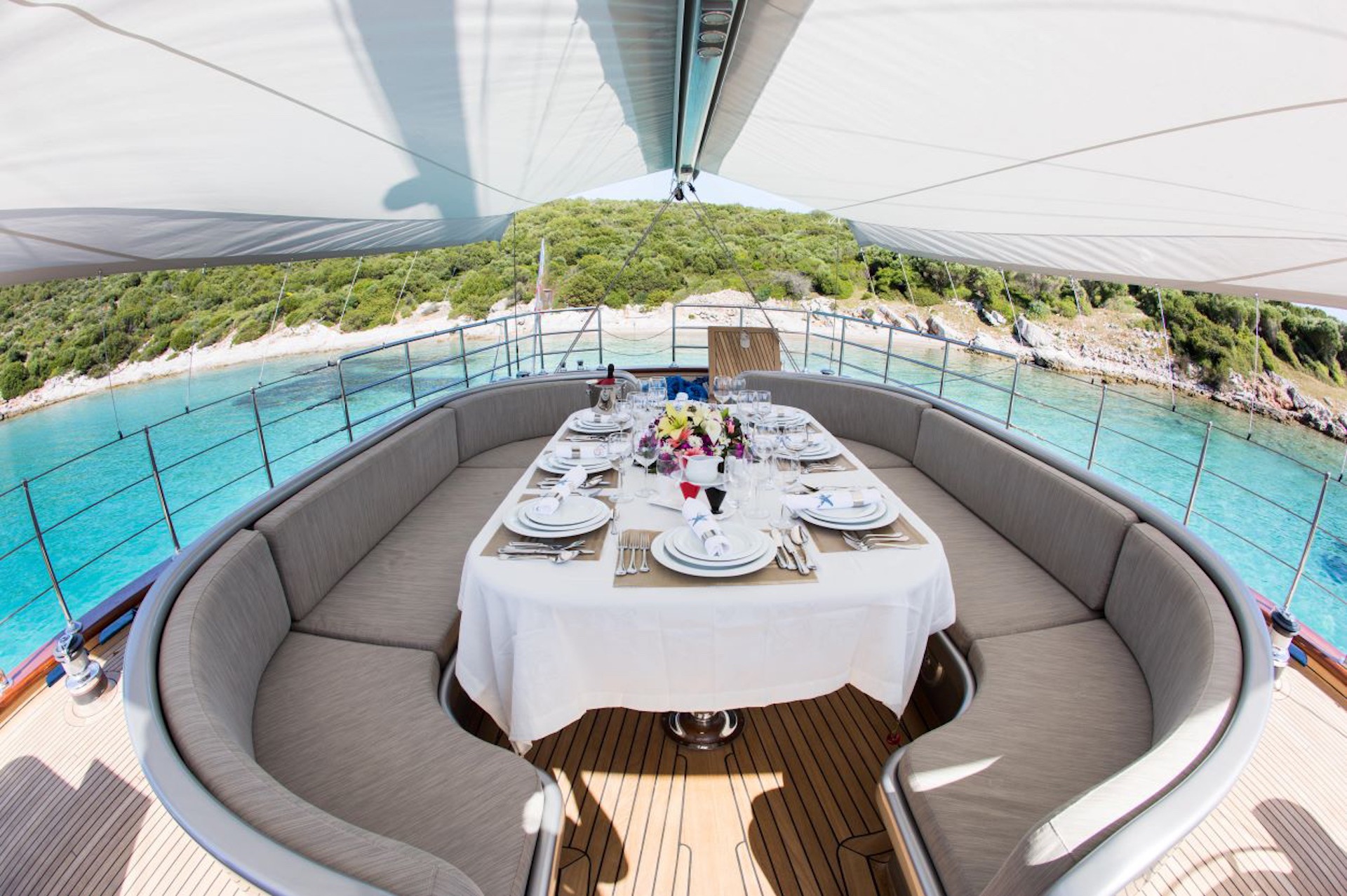 yacht charter Le Pietre aft dining