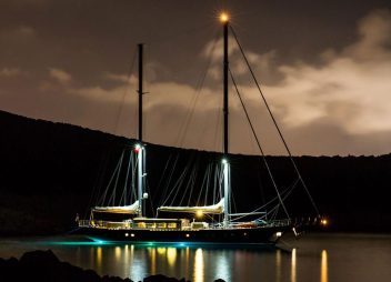 yacht charter Le Pietre night