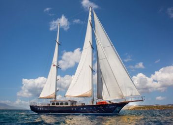 yacht charter Le Pietre sailing