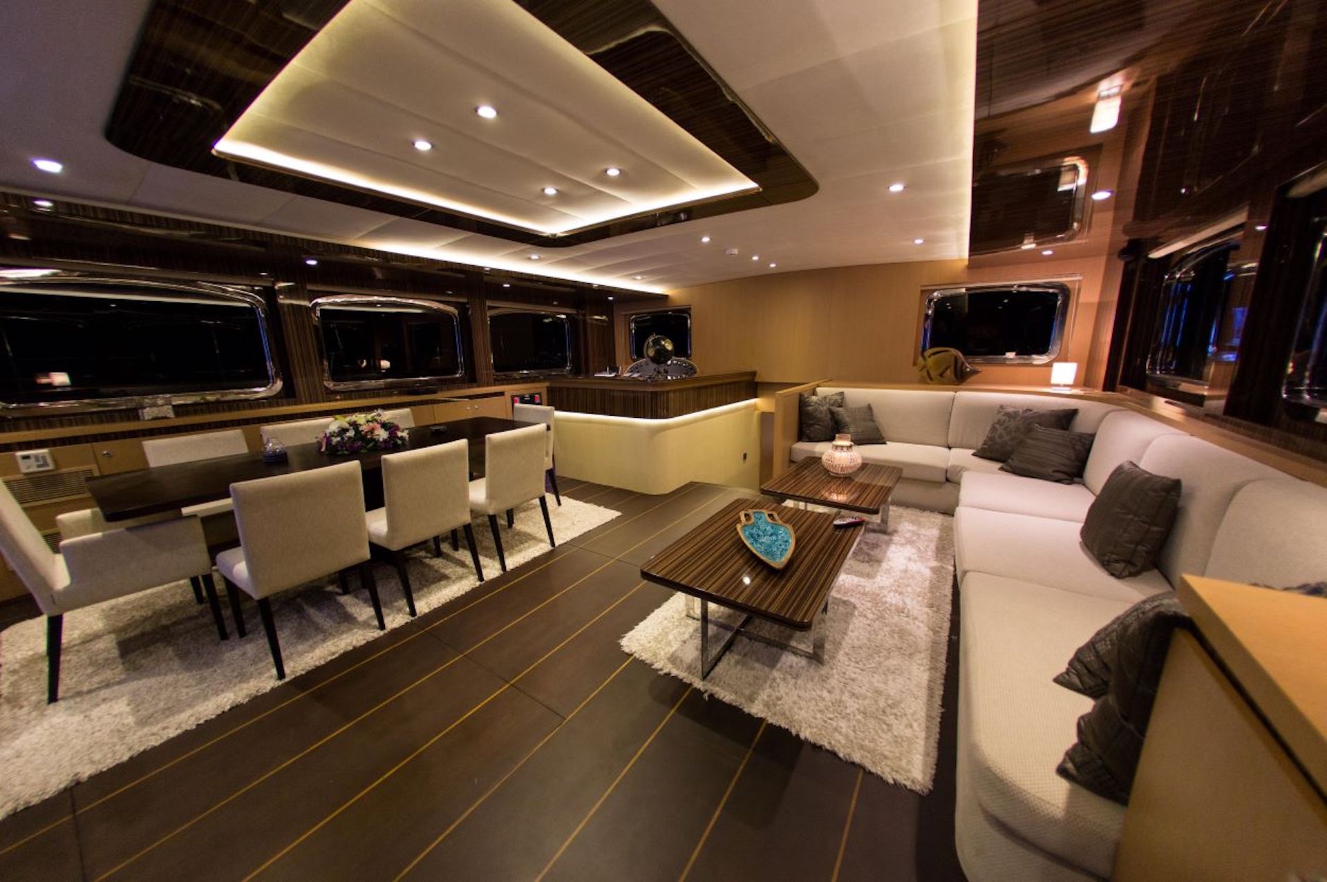 yacht charter Le Pietre saloon