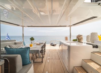 yacht charter Hydrus aft deck