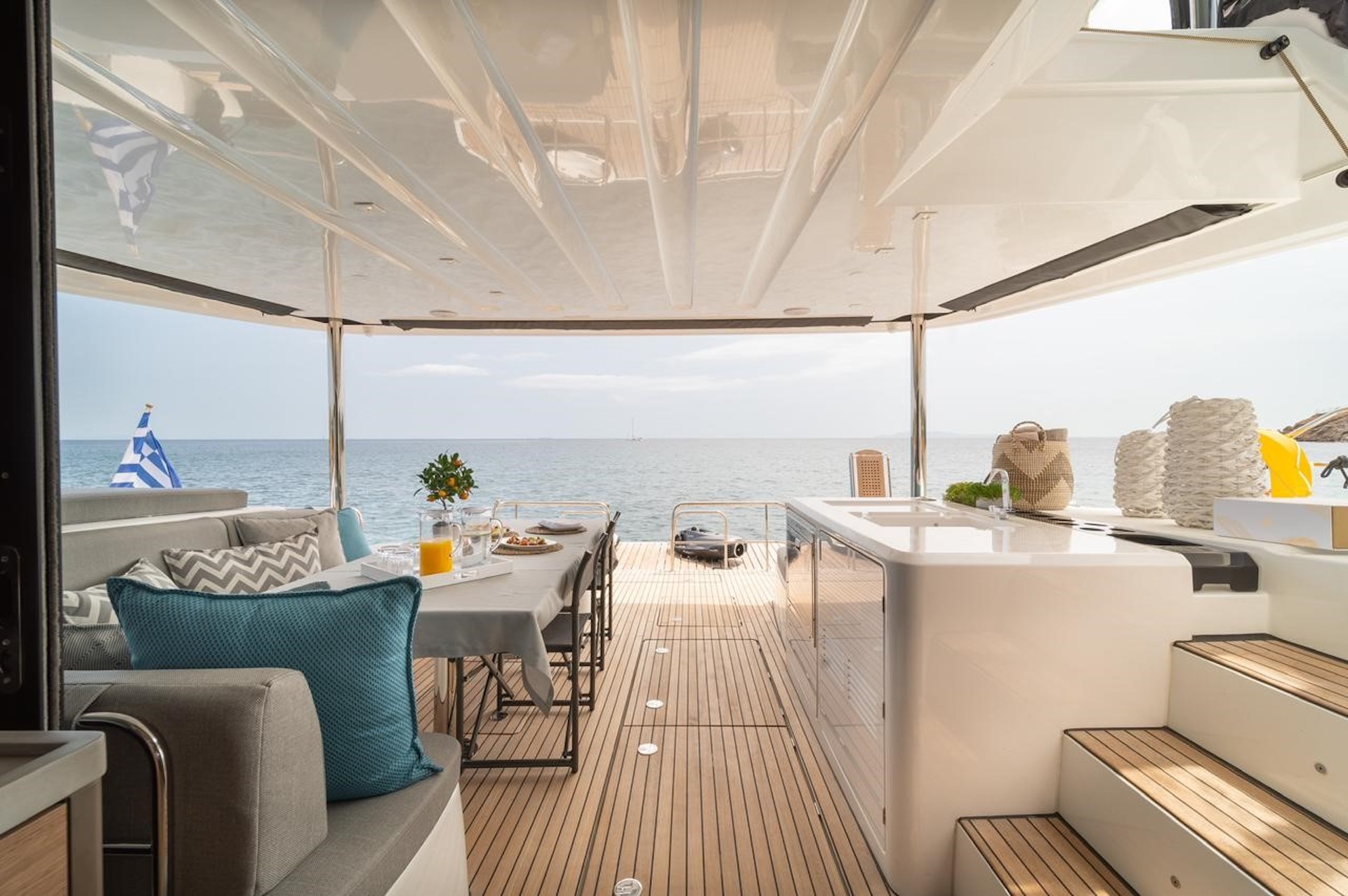 yacht charter Hydrus aft deck