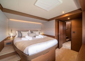 yacht charter Hydrus double cabin