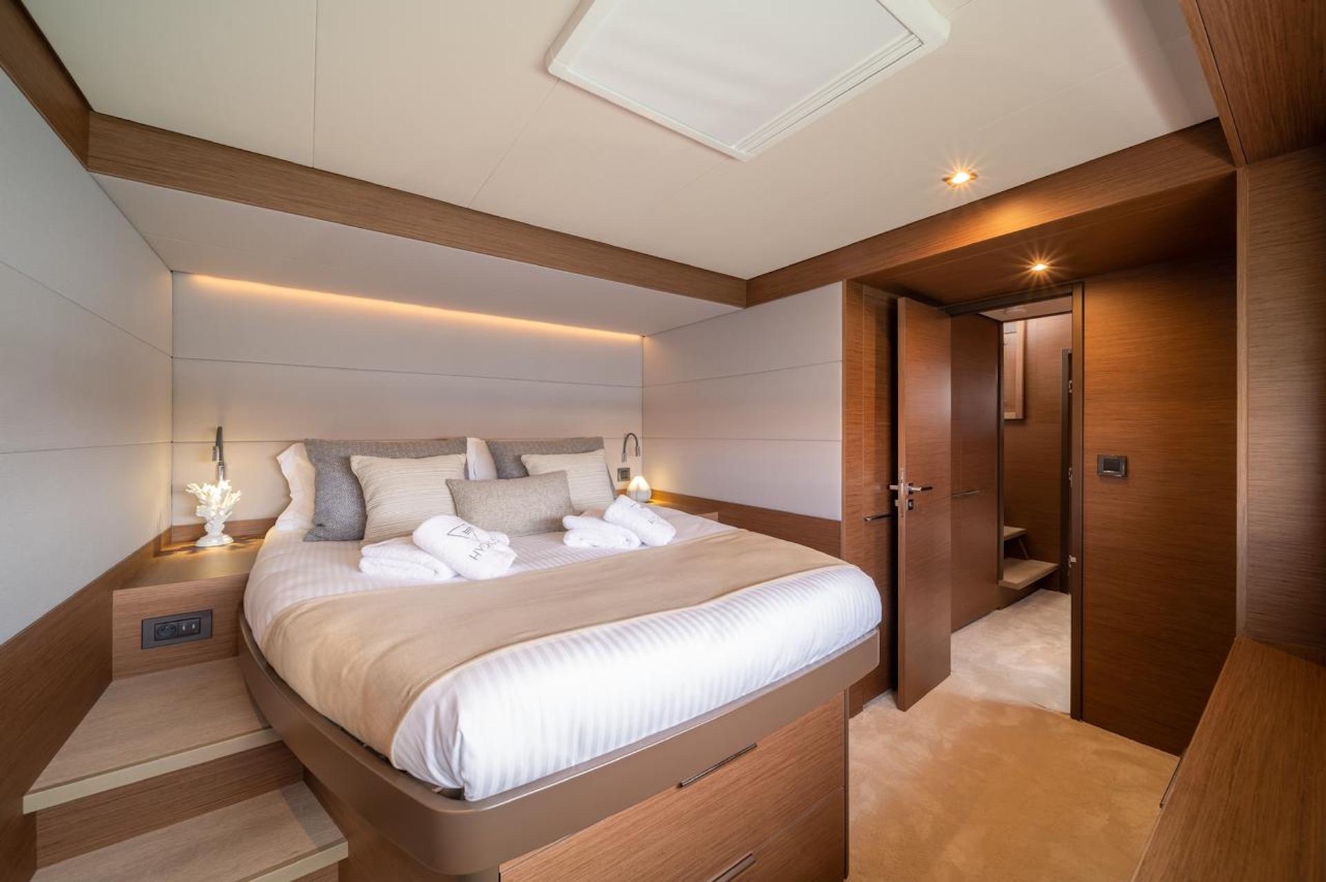 yacht charter Hydrus double cabin